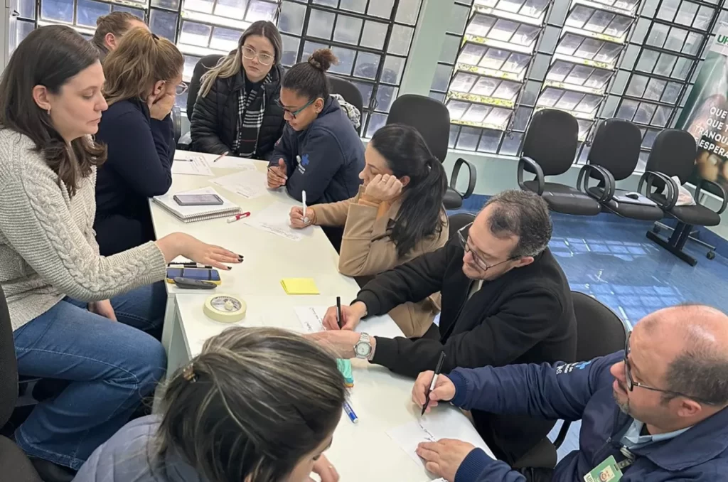 Equipe de saúde das UPAs Próspera e Rio Maina em Criciúma durante implementação do método Lean para otimização do atendimento ao paciente