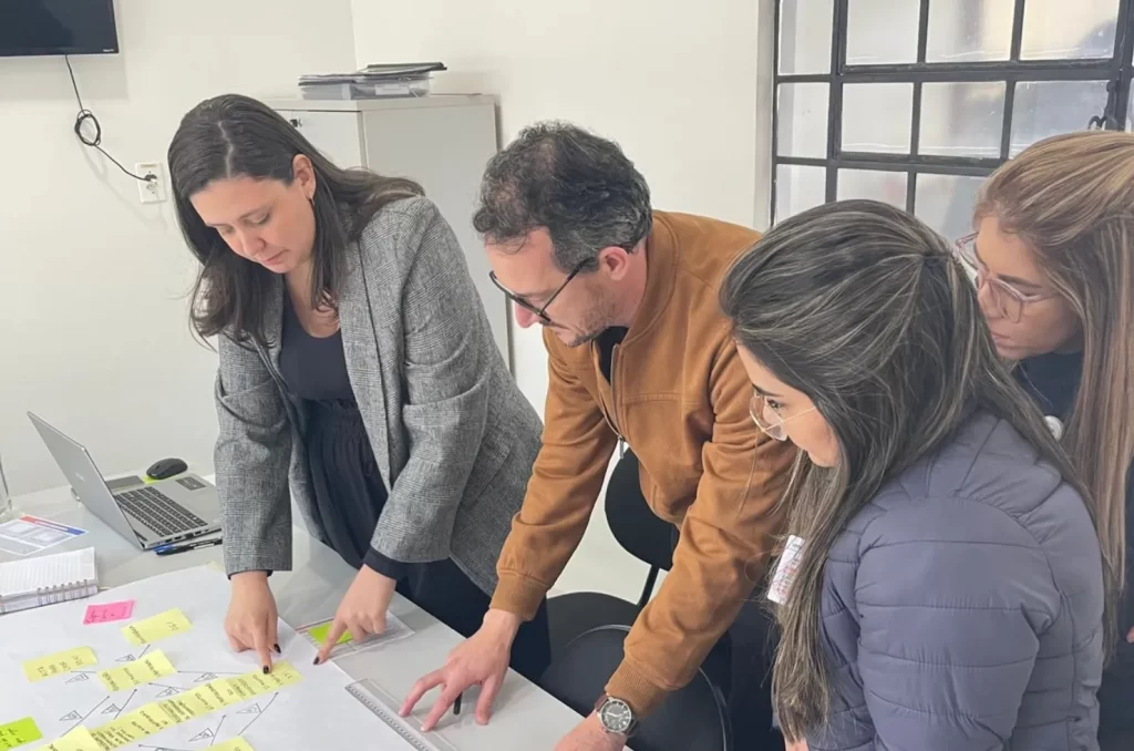 Equipe de saúde das UPAs Próspera e Rio Maina em Criciúma durante implementação do método Lean para otimização do atendimento ao paciente