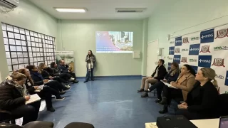 Equipe de saúde das UPAs Próspera e Rio Maina em Criciúma durante implementação do método Lean para otimização do atendimento ao paciente