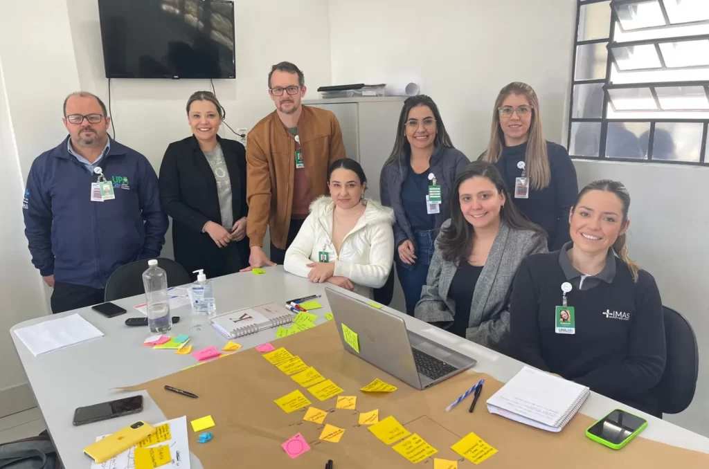 Equipe de saúde das UPAs Próspera e Rio Maina em Criciúma durante implementação do método Lean para otimização do atendimento ao paciente