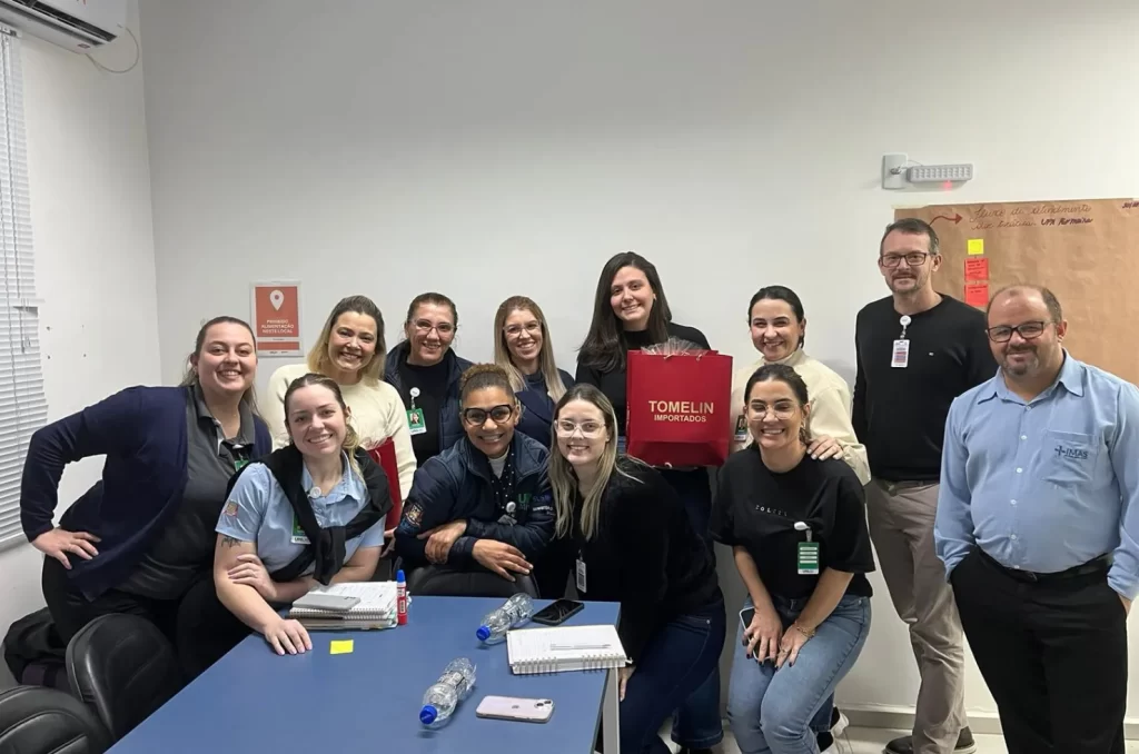 Equipe de saúde das UPAs Próspera e Rio Maina em Criciúma durante implementação do método Lean para otimização do atendimento ao paciente