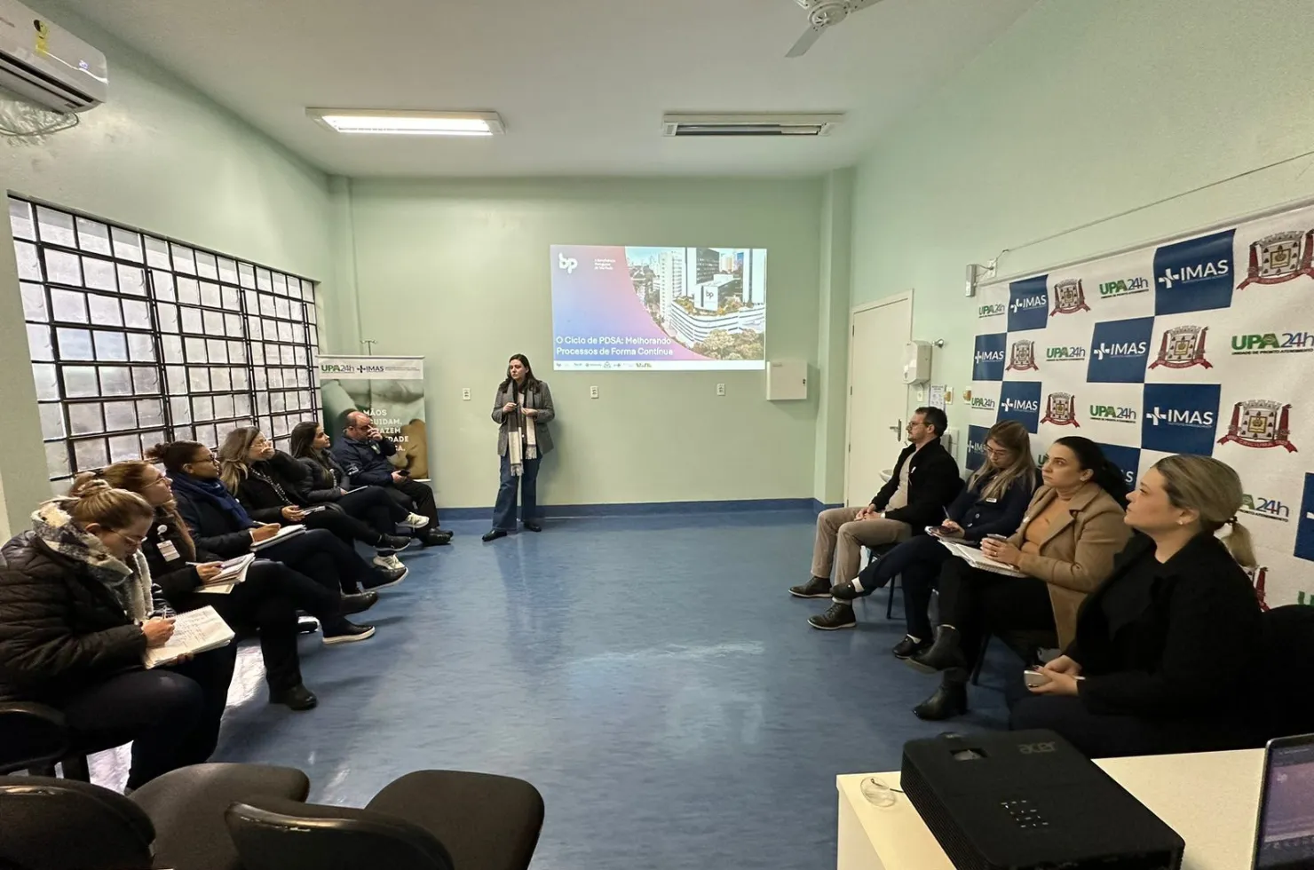 Equipe de saúde das UPAs Próspera e Rio Maina em Criciúma durante implementação do método Lean para otimização do atendimento ao paciente