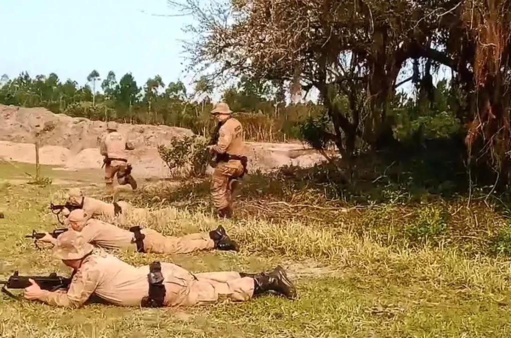 Policiais do 19° BPM durante instrução de Patrulha Rural em área de mata