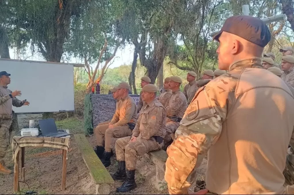 Policiais do 19° BPM durante instrução de Patrulha Rural em área de mata