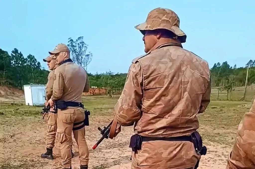 Policiais do 19° BPM durante instrução de Patrulha Rural em área de mata