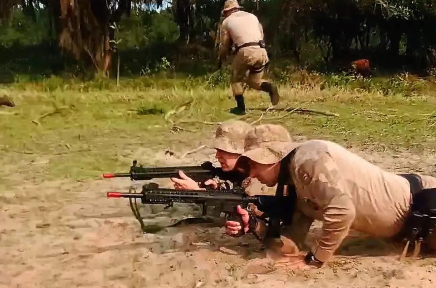 Policiais do 19° BPM durante instrução de Patrulha Rural em área de mata