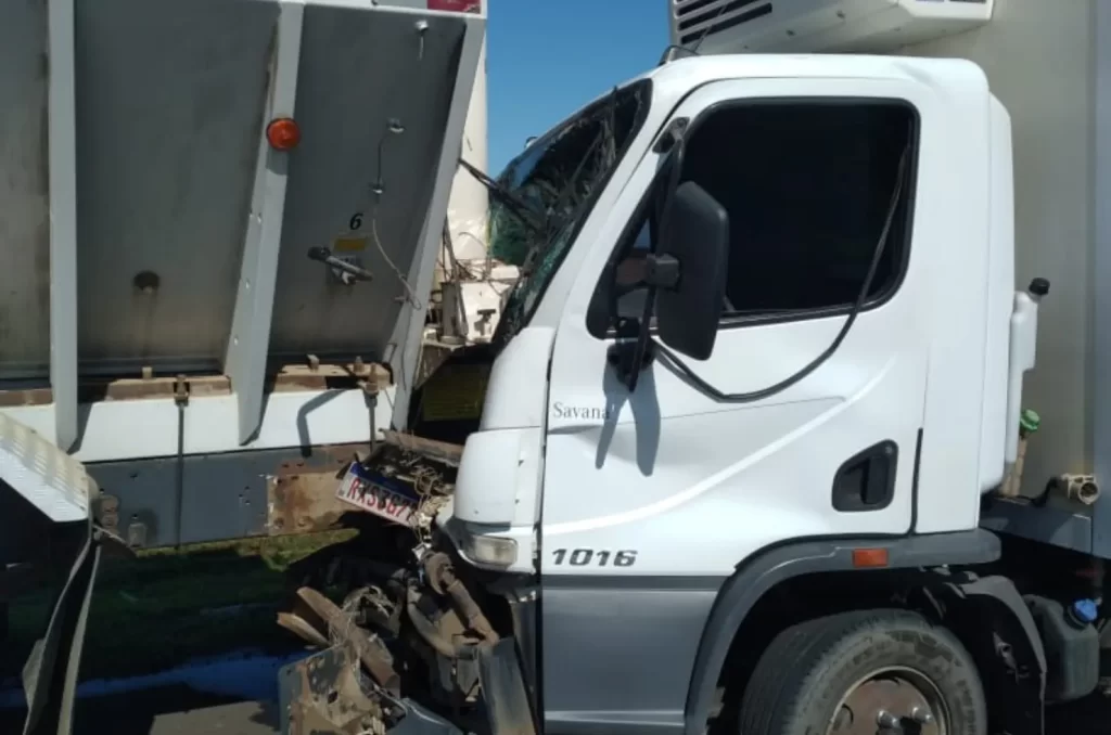 Acidente na BR-101 em Araranguá envolvendo dois caminhões e um carro de passeio, com aeronave da Polícia Civil e SAMU Aeromédico realizando resgate do motorista ferido