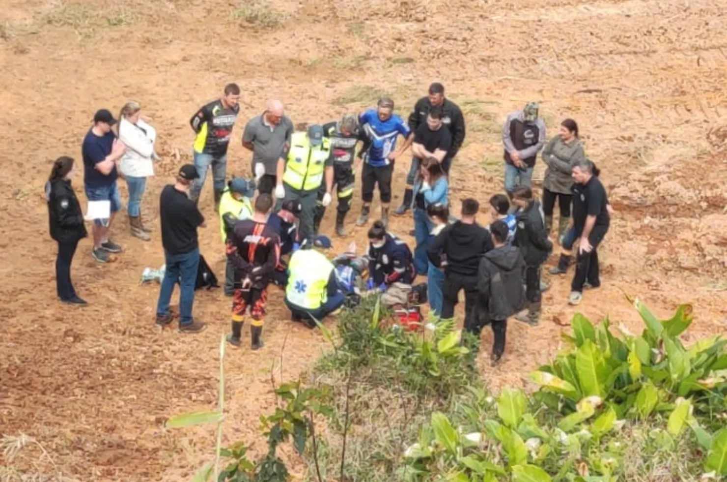 Homem que tombou um quadriciclo em Grão Pará sendo atendido pelos Bombeiros