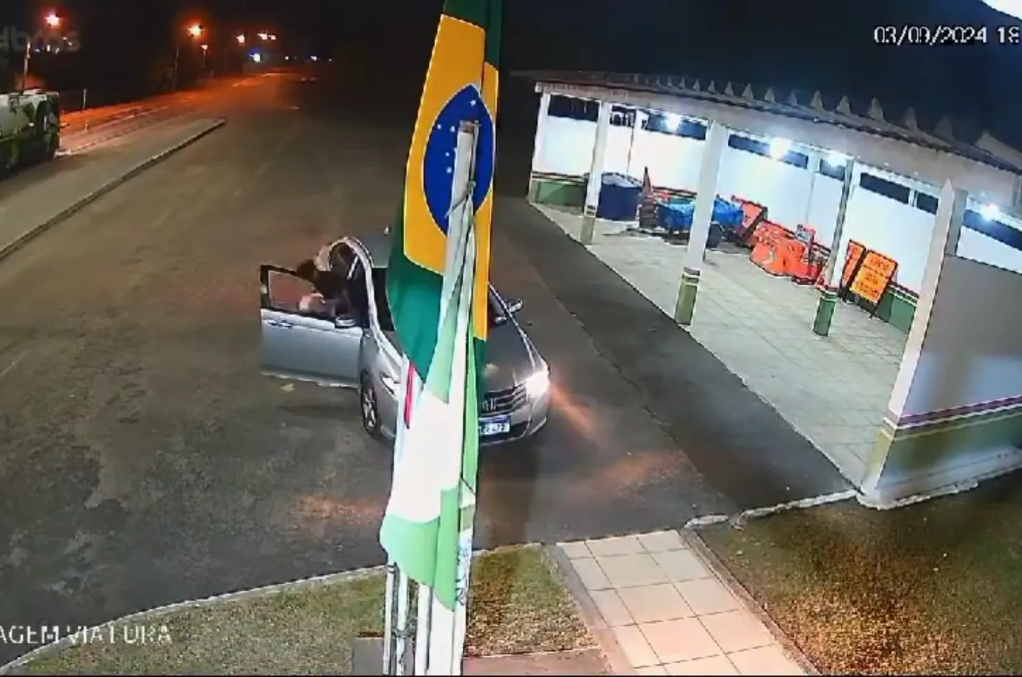 Câmeras de Segurança flagraram o momento em que o pai levou a criança até os posto da PMRv em Lauro Müller