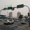 Movimento intenso de veículos na Avenida Centenário, onde os semáforos estão intermitentes