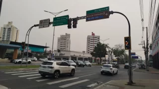 Movimento intenso de veículos na Avenida Centenário, onde os semáforos estão intermitentes