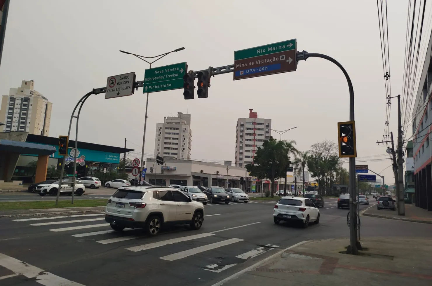 Movimento intenso de veículos na Avenida Centenário, onde os semáforos estão intermitentes