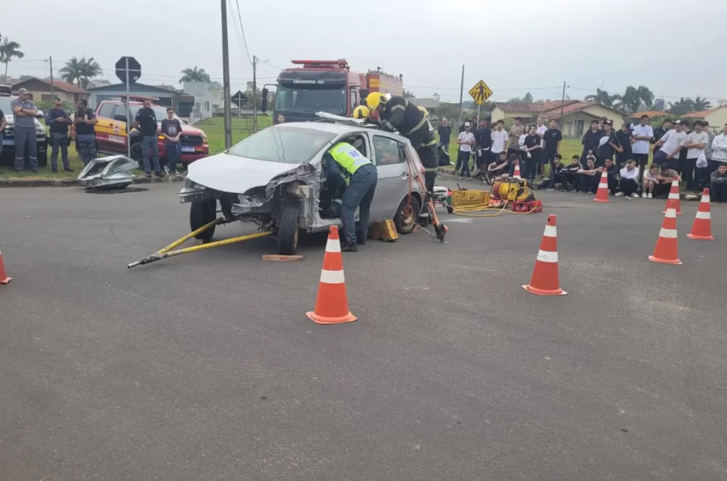 Simulado de acidente de trânsito realizado em Criciúma com a participação do Corpo de Bombeiros, Polícia Militar e outras instituições