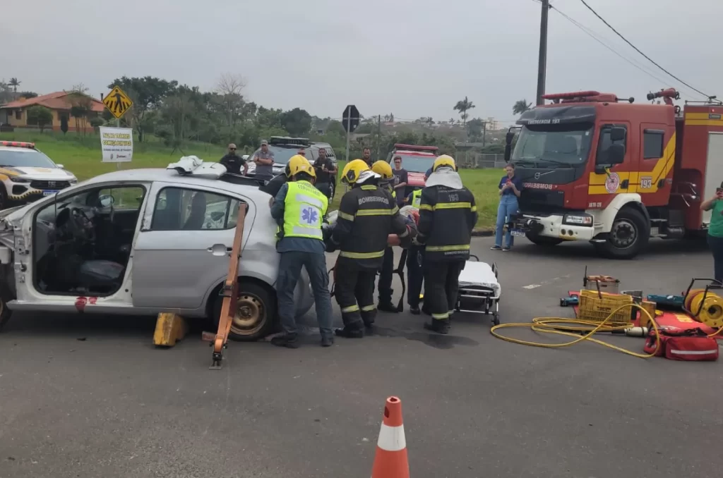 Simulado de acidente de trânsito realizado em Criciúma com a participação do Corpo de Bombeiros, Polícia Militar e outras instituições