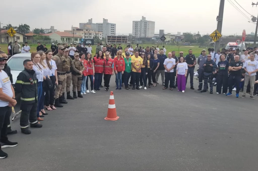 Simulado de acidente de trânsito realizado em Criciúma com a participação do Corpo de Bombeiros, Polícia Militar e outras instituições