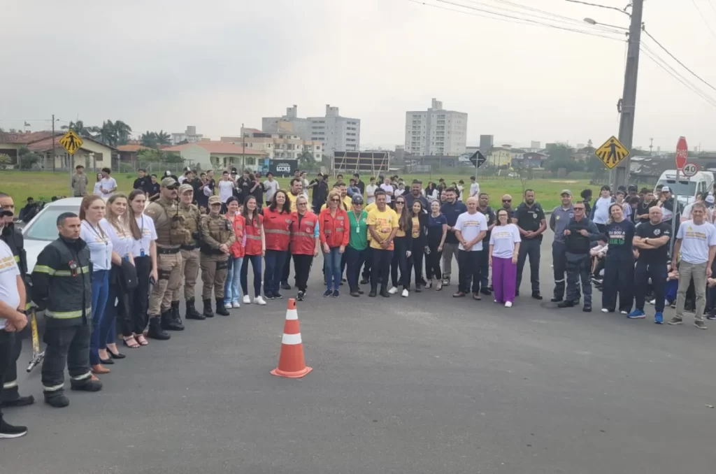 Simulado de acidente de trânsito realizado em Criciúma com a participação do Corpo de Bombeiros, Polícia Militar e outras instituições