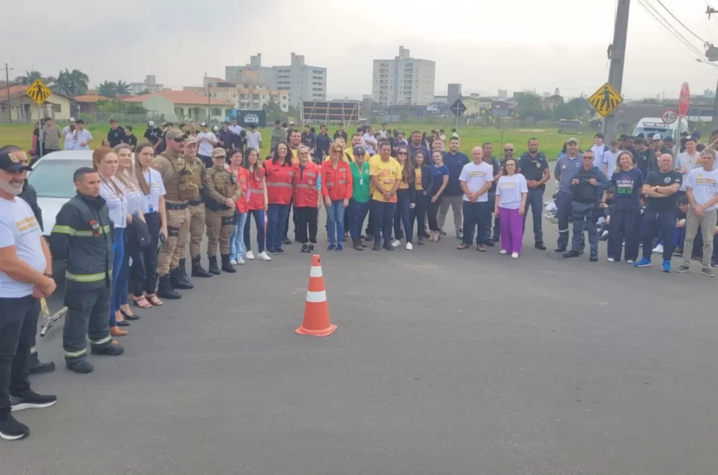 Simulado de acidente de trânsito realizado em Criciúma com a participação do Corpo de Bombeiros, Polícia Militar e outras instituições