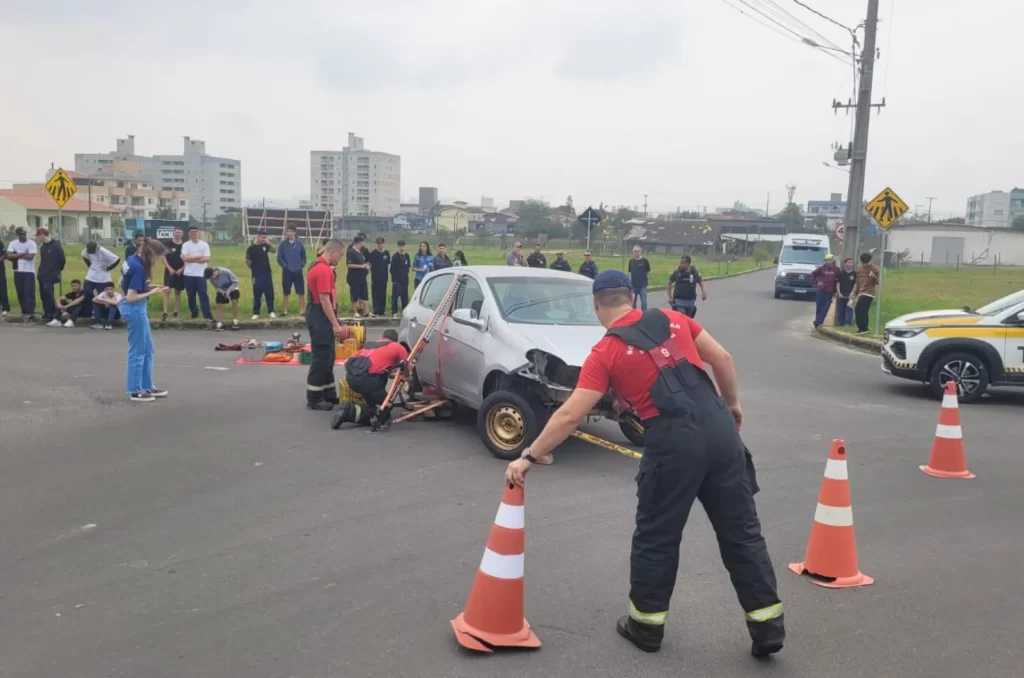 Simulado de acidente de trânsito realizado em Criciúma com a participação do Corpo de Bombeiros, Polícia Militar e outras instituições