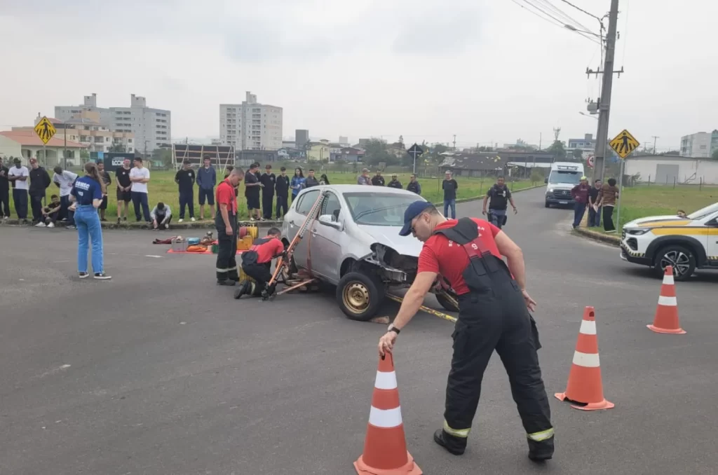 Simulado de acidente de trânsito realizado em Criciúma com a participação do Corpo de Bombeiros, Polícia Militar e outras instituições