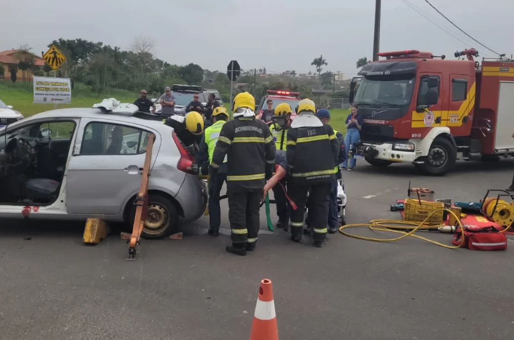 Simulado de acidente de trânsito realizado em Criciúma com a participação do Corpo de Bombeiros, Polícia Militar e outras instituições
