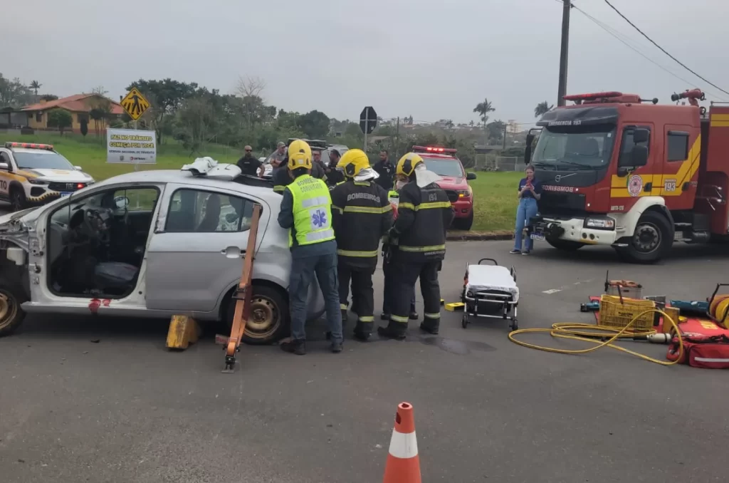 Simulado de acidente de trânsito realizado em Criciúma com a participação do Corpo de Bombeiros, Polícia Militar e outras instituições