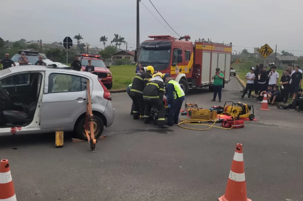 Simulado de acidente de trânsito realizado em Criciúma com a participação do Corpo de Bombeiros, Polícia Militar e outras instituições