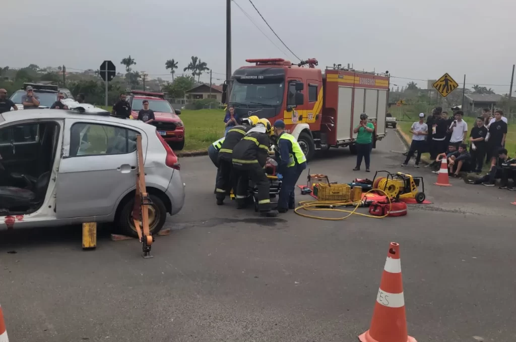 Simulado de acidente de trânsito realizado em Criciúma com a participação do Corpo de Bombeiros, Polícia Militar e outras instituições