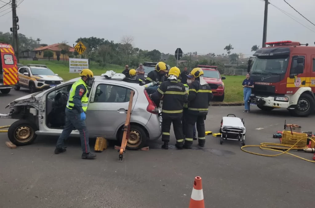 Simulado de acidente de trânsito realizado em Criciúma com a participação do Corpo de Bombeiros, Polícia Militar e outras instituições