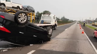 Capotamento de Hyundai/IX35 na BR-101, atendido pelos bombeiros e pela CCR Via Costeira. Mulher de 36 anos com lesões leves