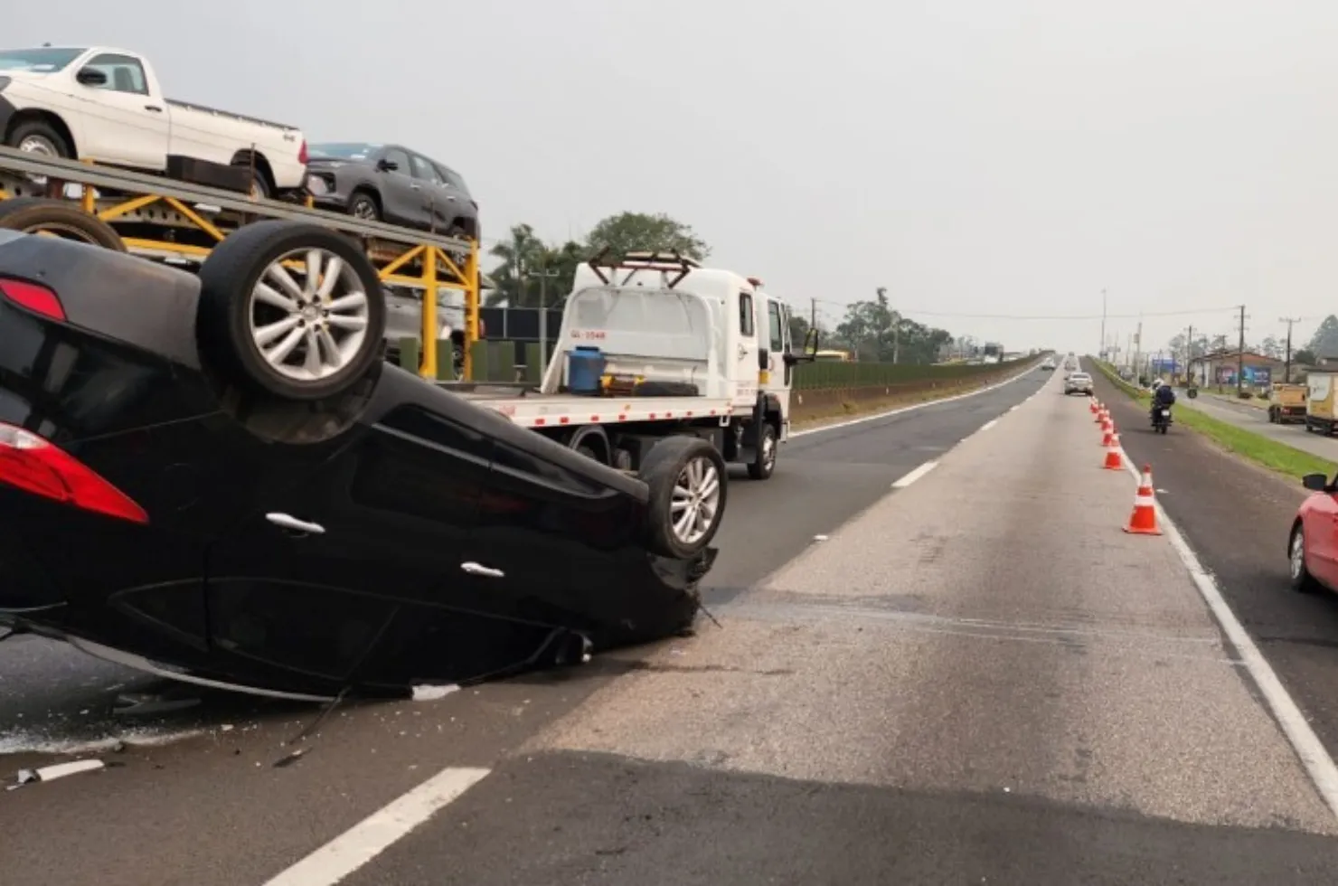 Capotamento de Hyundai/IX35 na BR-101, atendido pelos bombeiros e pela CCR Via Costeira. Mulher de 36 anos com lesões leves