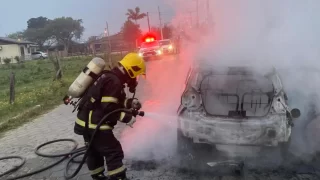 Veículo completamente incendiado em Araranguá