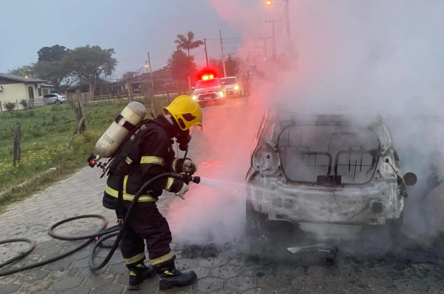 Veículo completamente incendiado em Araranguá