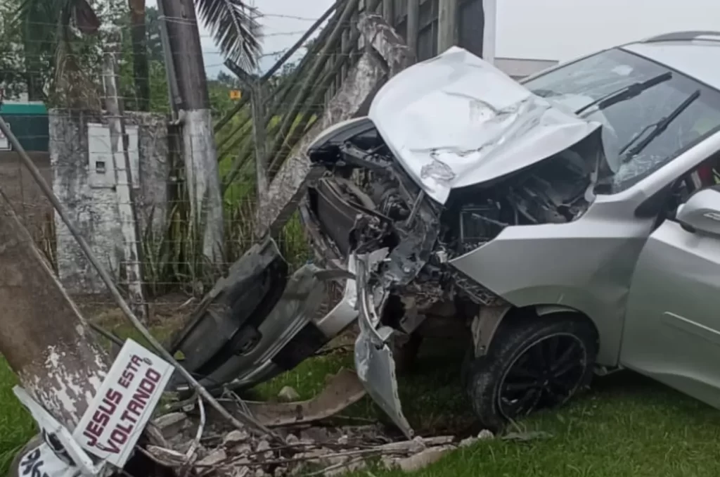 Acidente de carro na SC-108 em Urussanga resulta em mulher ferida
