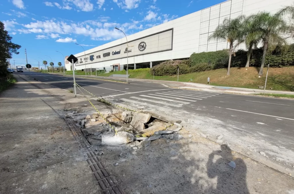 Bueiros danificados após explosão devido a incêndio em indústria química no Bairro Nossa Senhora da Salete, Criciúma