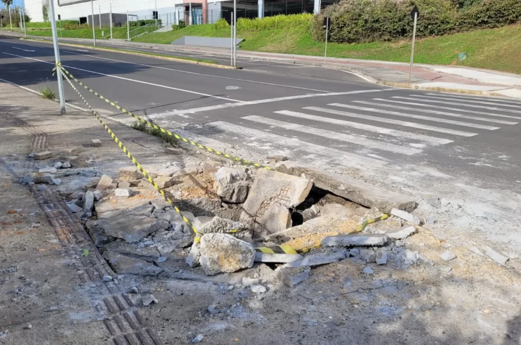 Bueiros danificados após explosão devido a incêndio em indústria química no Bairro Nossa Senhora da Salete, Criciúma