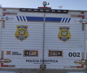 Casal é encontrado morto no pátio de residência com sinais de violência em Itajaí