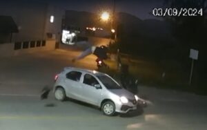 Motociclista é ejetado por cima de automóvel em acidente de trânsito em Ilhota