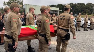[VÍDEO] Comoção e homenagens marcam a despedida de sargento da PM morto em Criciúma