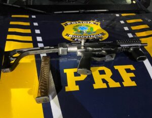 Submetralhadora fabricada em impressora 3D é apreendida com adolescente na BR-101 em Tubarão