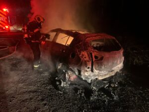 Veículo é roubado e incendiado por criminosos em Criciúma
