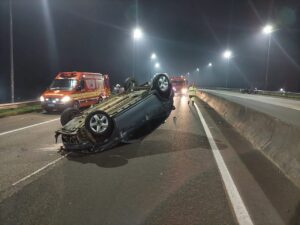 Jovem fica ferido após capotamento na BR-101 em Sombrio