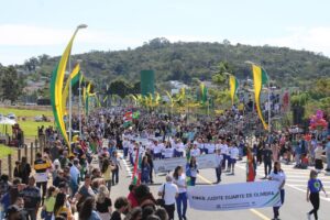 Quase 6 mil pessoas participam do desfile Cívico-Militar em Criciúma