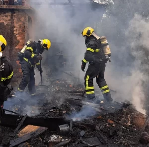 Residência é destruída pelo fogo em Criciúma