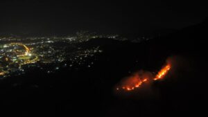 [VÍDEO] Equipes do Corpo de Bombeiros combatem incêndio de grandes proporções em vegetação na Capital