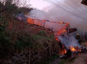 Incêndio em garagem provoca destruição de dois automóveis em São Joaquim