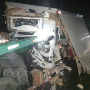 Colisão entre dois caminhões na BR-101 provoca a morte de um dos condutores em Criciúma