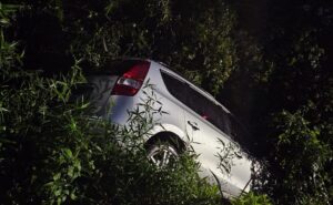 Jovem fica ferido após saída de pista de automóvel na SC-390 em Orleans