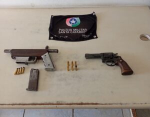 Armas de fogo são apreendidas após tumulto durante abordagem policial em Balneário Arroio do Silva