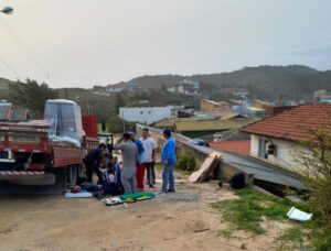 Queda de carga de pisos cerâmicos esmaga pernas de trabalhador em Laguna