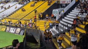 Torcedores carvoeiros começam a chegar no estádio para acompanhar Criciúma e Athletico